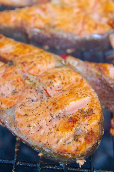 Große Fischsteaks Frische Forellen Gewürzen Auf Dem Grill Gebraten — Stockfoto