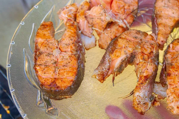 Gegrillte Rote Forellensteaks Liegen Auf Einem Glasteller — Stockfoto