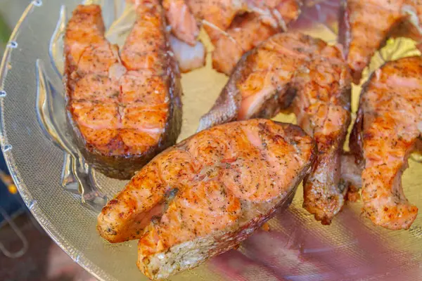 Bifes Truta Peixe Vermelho Grelhado Jazem Uma Placa Vidro — Fotografia de Stock