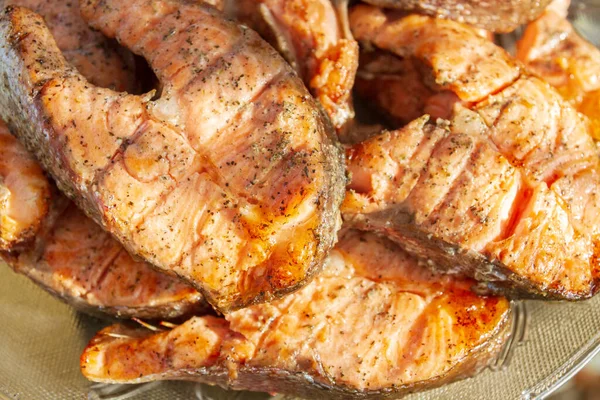 Gegrilde Rode Vis Forel Steaks Liggen Een Glazen Plaat — Stockfoto