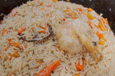 Yazın dışarıdaki ızgarada kazanda pilav pişirmek.