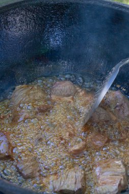 Yazın dışarıdaki ızgarada kazanda pilav pişirmek.