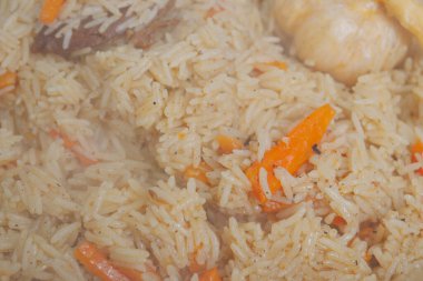 Yazın dışarıdaki ızgarada kazanda pilav pişirmek.