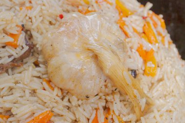 Yazın dışarıdaki ızgarada kazanda pilav pişirmek.