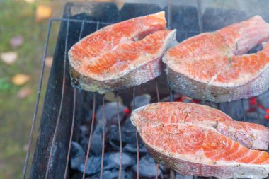 Büyük balık bifteği ızgarada kızartılmış taze alabalık.