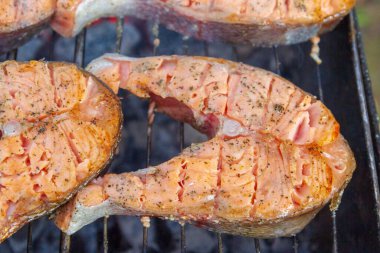 Büyük balık bifteği ızgarada kızartılmış taze alabalık.