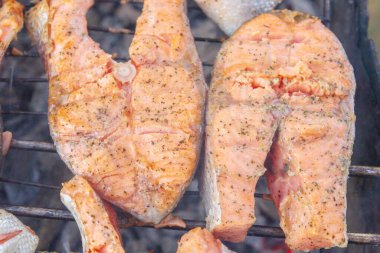 Büyük balık bifteği ızgarada kızartılmış taze alabalık.