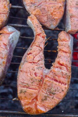 Büyük balık bifteği ızgarada kızartılmış taze alabalık.