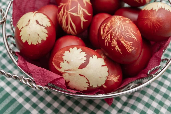 Soyut çizimlerle birlikte soğan kabuklarında boyanmış Paskalya yumurtaları sepette.