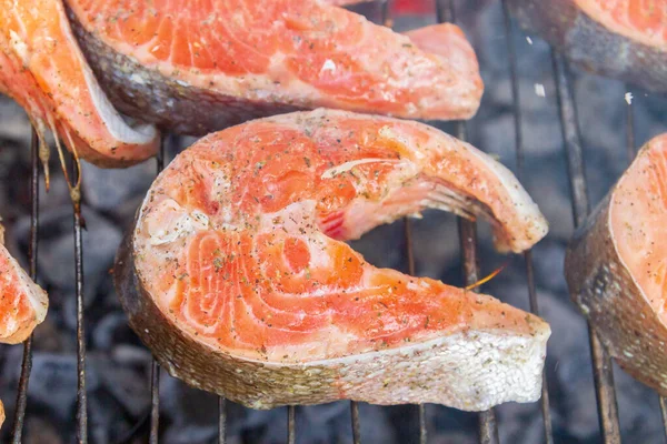 Büyük balık bifteği ızgarada kızartılmış taze alabalık.