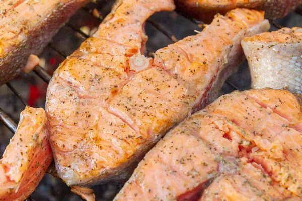 Büyük balık bifteği ızgarada kızartılmış taze alabalık.