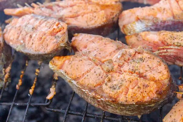 Ikan Besar Steak Segar Trout Goreng Rempah Rempah Panggangan — Stok Foto