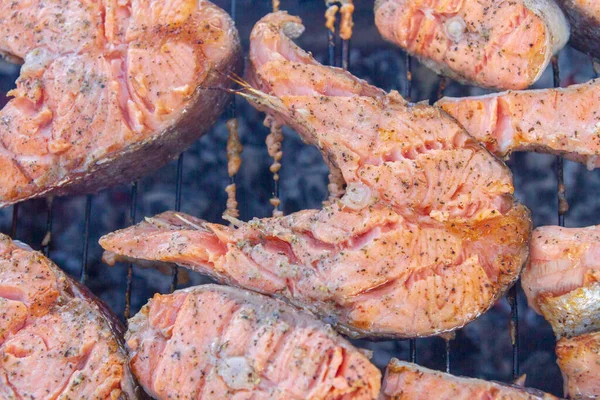 Büyük balık bifteği ızgarada kızartılmış taze alabalık.