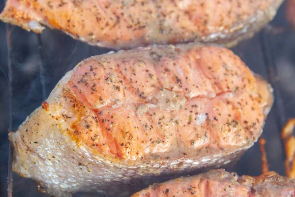 Große Fischsteaks Frische Forellen Gewürzen Auf Dem Grill Gebraten — Stockfoto