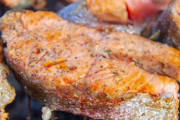 Große Fischsteaks Frische Forellen Gewürzen Auf Dem Grill Gebraten — Stockfoto