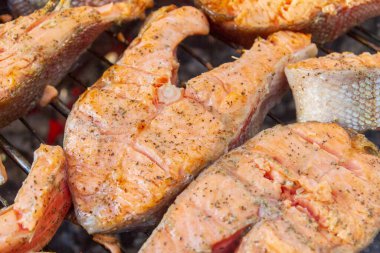 Büyük balık bifteği ızgarada kızartılmış taze alabalık.