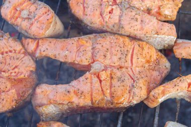 Büyük balık bifteği ızgarada kızartılmış taze alabalık.