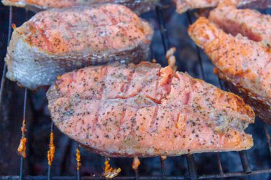 Büyük balık bifteği ızgarada kızartılmış taze alabalık.