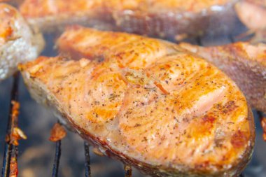 Büyük balık bifteği ızgarada kızartılmış taze alabalık.