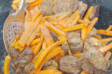 Yazın dışarıdaki ızgarada kazanda pilav pişirmek.