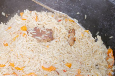 Yazın dışarıdaki ızgarada kazanda pilav pişirmek.