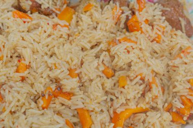 Yazın dışarıdaki ızgarada kazanda pilav pişirmek.