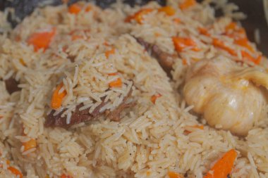 Yazın dışarıdaki ızgarada kazanda pilav pişirmek.