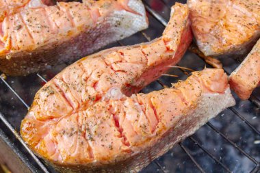 Büyük balık bifteği ızgarada kızartılmış taze alabalık.