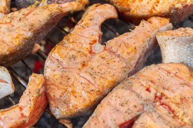 Büyük balık bifteği ızgarada kızartılmış taze alabalık.