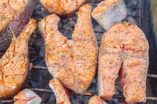 Velké Rybí Steaky Čerstvý Pstruh Smažený Koření Grilu — Stock fotografie