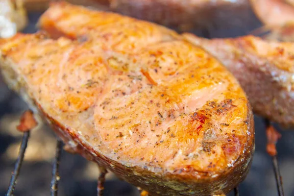 Große Fischsteaks Frische Forellen Gewürzen Auf Dem Grill Gebraten — Stockfoto