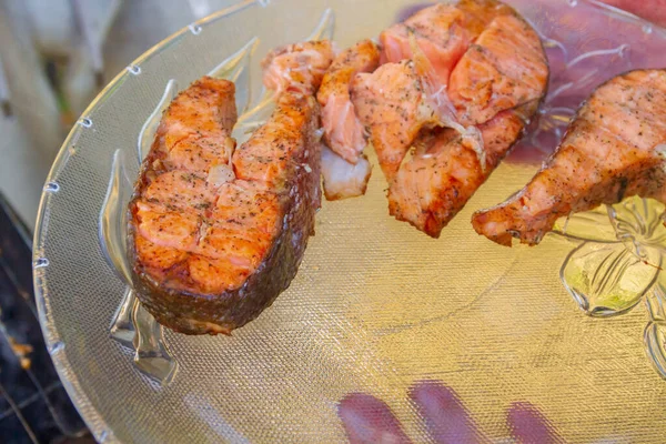 Steak Ikan Panggang Merah Terletak Piring Kaca — Stok Foto