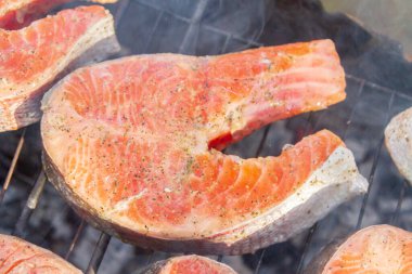 Büyük balık bifteği ızgarada kızartılmış taze alabalık.