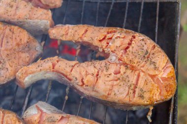 Büyük balık bifteği ızgarada kızartılmış taze alabalık.