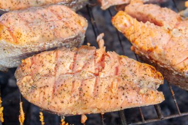 Büyük balık bifteği ızgarada kızartılmış taze alabalık.