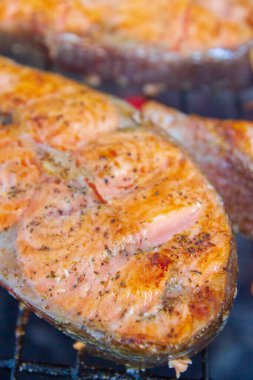 Büyük balık bifteği ızgarada kızartılmış taze alabalık.