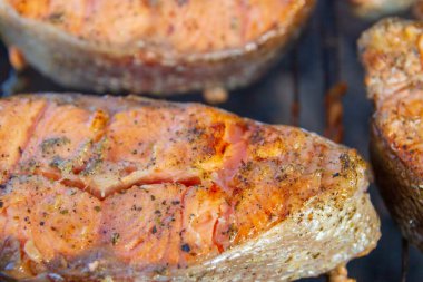 Büyük balık bifteği ızgarada kızartılmış taze alabalık.