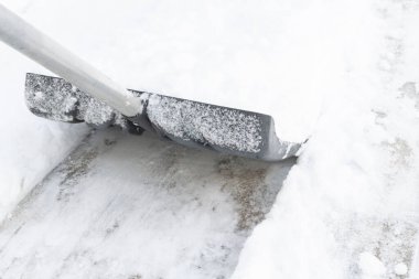 Kışın büyük bir kürekle kar temizleme