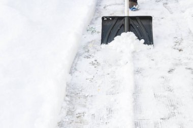 Kışın büyük bir kürekle kar temizleme
