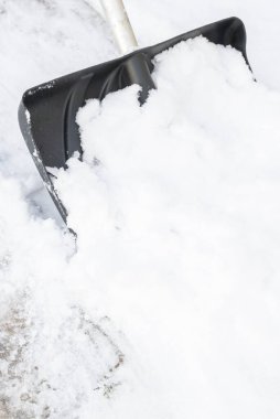 Kışın büyük bir kürekle kar temizleme