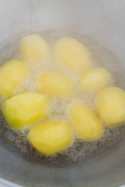 Altın patatesler kazanda kaynar yağda kızartılır.