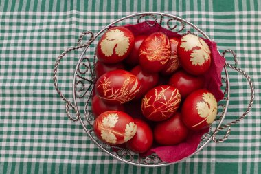 Soyut çizimlerle birlikte soğan kabuklarında boyanmış Paskalya yumurtaları sepette.