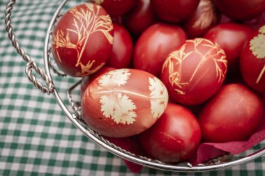 Soyut çizimlerle birlikte soğan kabuklarında boyanmış Paskalya yumurtaları sepette.