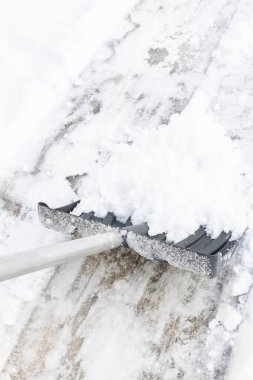 Kışın büyük bir kürekle kar temizleme