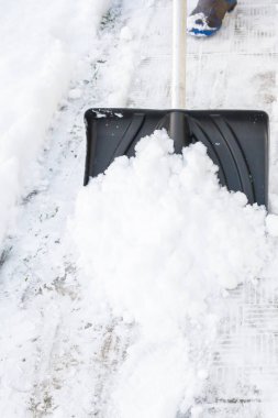 Kışın büyük bir kürekle kar temizleme