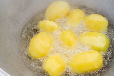 Altın patatesler kazanda kaynar yağda kızartılır.