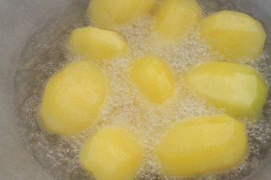 Altın patatesler kazanda kaynar yağda kızartılır.