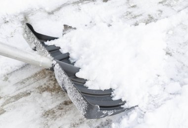 Kışın büyük bir kürekle kar temizleme