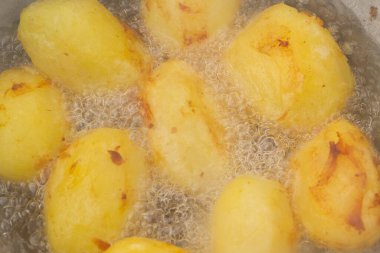 Altın patatesler kazanda kaynar yağda kızartılır.