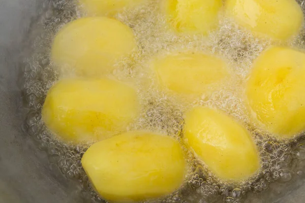 Золоту Картоплю Смажать Киплячій Олії Котлі — стокове фото